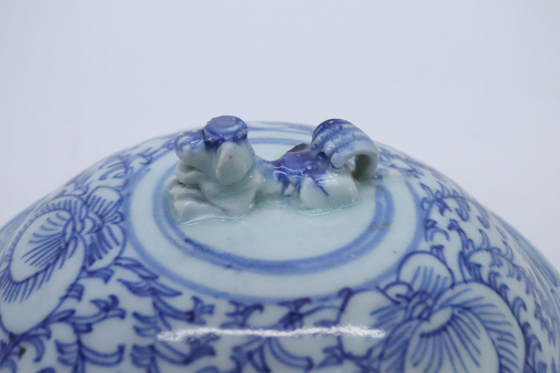 Chinese Export Sweet Pea Pattern Tureen