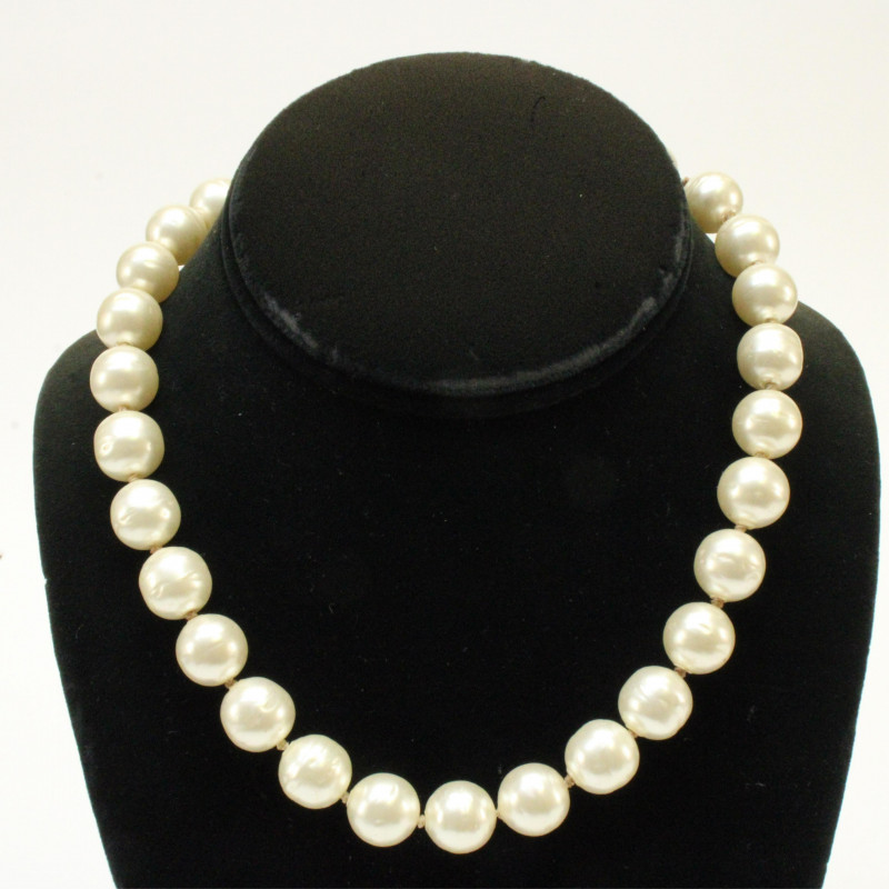 Vintage Chanel Pearl Choker - Capsule Auctions