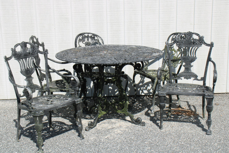Classical Style Aluminum Outdoor Table and Chairs