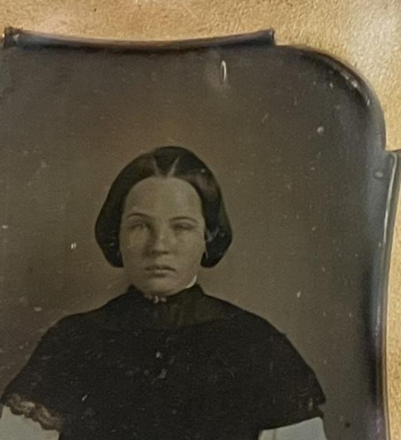 [PHOTOGRAPHY] PAIR OF EARLY CASED IMAGES OF WOMEN