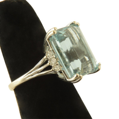 9.80ct Aquamarine & Diamond Ring