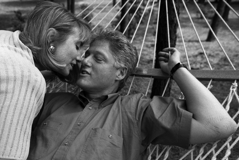 Harry Benson - Bill and Hillary Clinton kiss, Little Rock, Arkansas, 1992