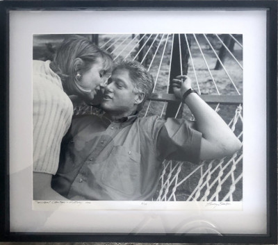 Harry Benson - Bill and Hillary Clinton kiss, Little Rock, Arkansas, 1992