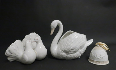 Image for Lot Lladro 1989 Bell and Doves, NAO Swan