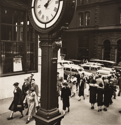Berenice Abbott - Tempo of the City, 5th Avenue and 44th Street, New York
