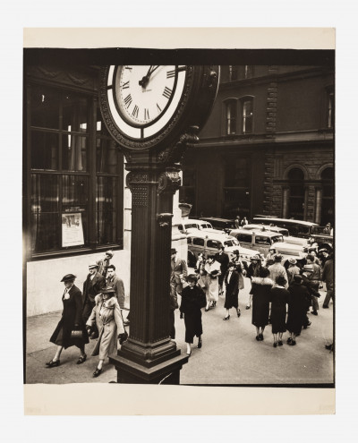 Berenice Abbott - Tempo of the City, 5th Avenue and 44th Street, New York