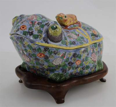 Image for Lot Large Chinese Porcelain Frog Box