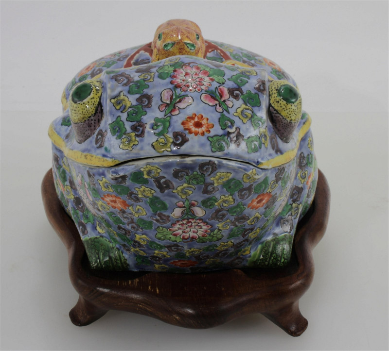 Large Chinese Porcelain Frog Box