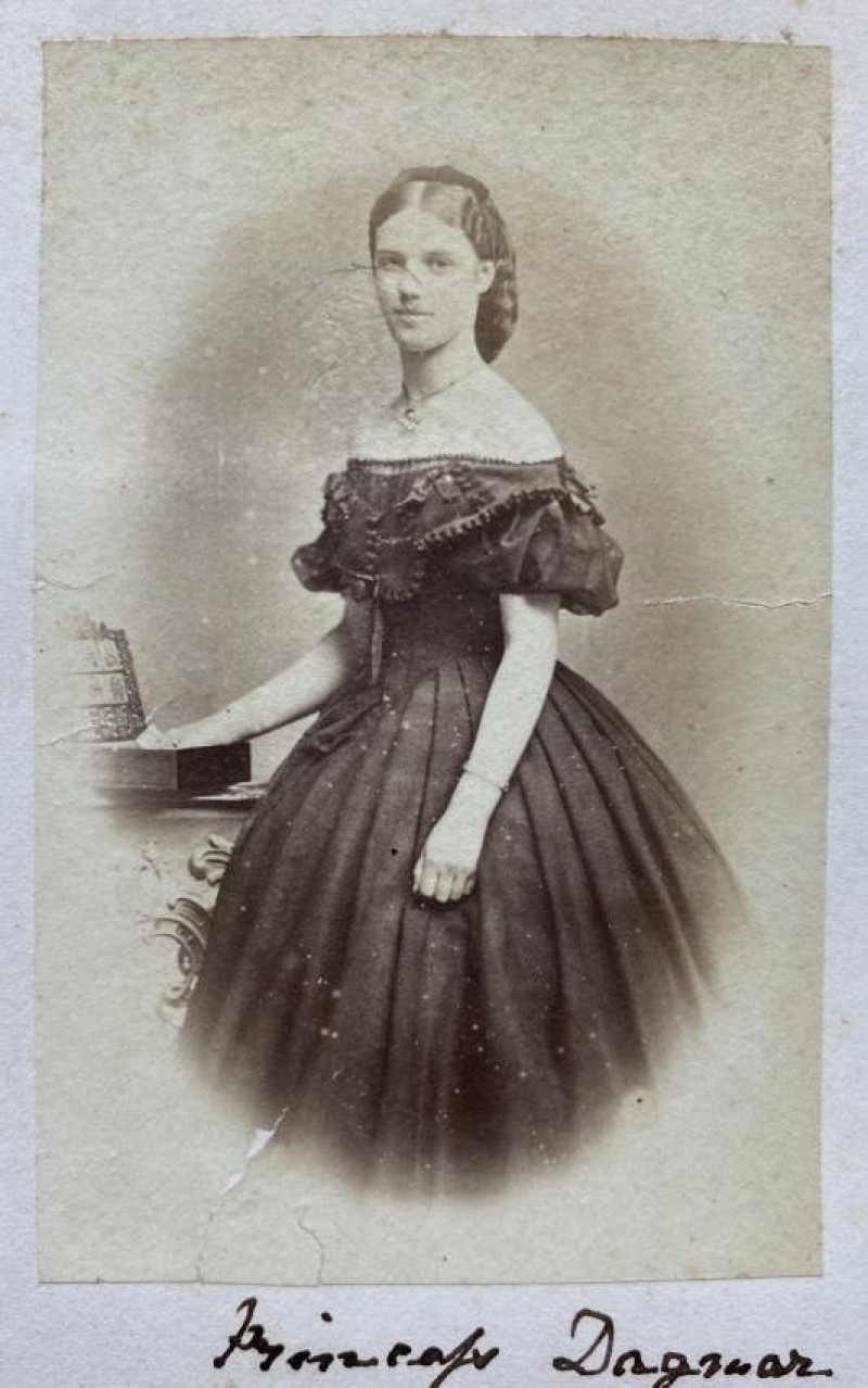 Good photo album incl. Victorian Royalty, Nobility