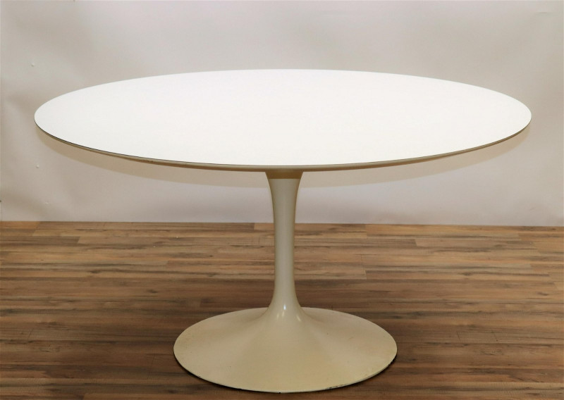 Saarinen Round Pedestal Dining Table