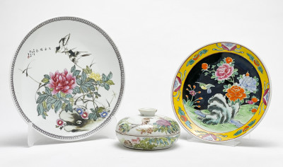 Image for Lot 1 Chinese Covered Sweetmeat Dish and 2 Chinese Porcelain Plates
