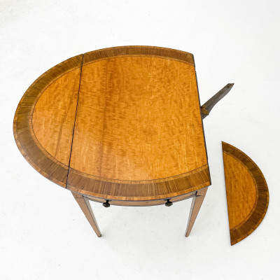 Georgian Style Oval Drop Leaf Pembroke Table