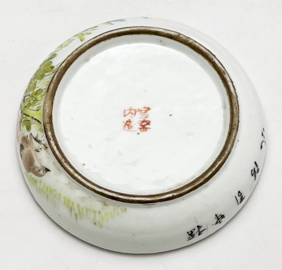 Image 5 of lot 1 Chinese Covered Sweetmeat Dish and 2 Chinese Porcelain Plates
