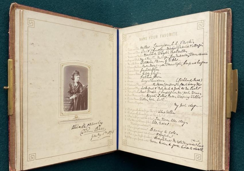Image 9 of lot 1871-1875 Album of Confessions +13 CdeV portraits