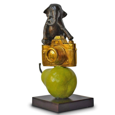 Image for Lot Gillie and Marc Schattner - The elephant just wanted a camera and pear