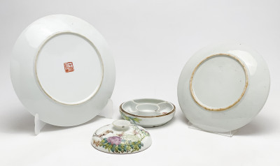 Image 3 of lot 1 Chinese Covered Sweetmeat Dish and 2 Chinese Porcelain Plates