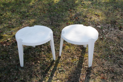 Image 4 of lot 4 Chaise Longues & 2 Sarl Grosfillex Side Tables