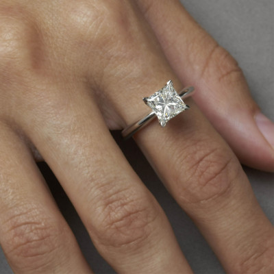 Image 3 of lot 1.90 ct Princess Cut Solitaire Diamond Ring