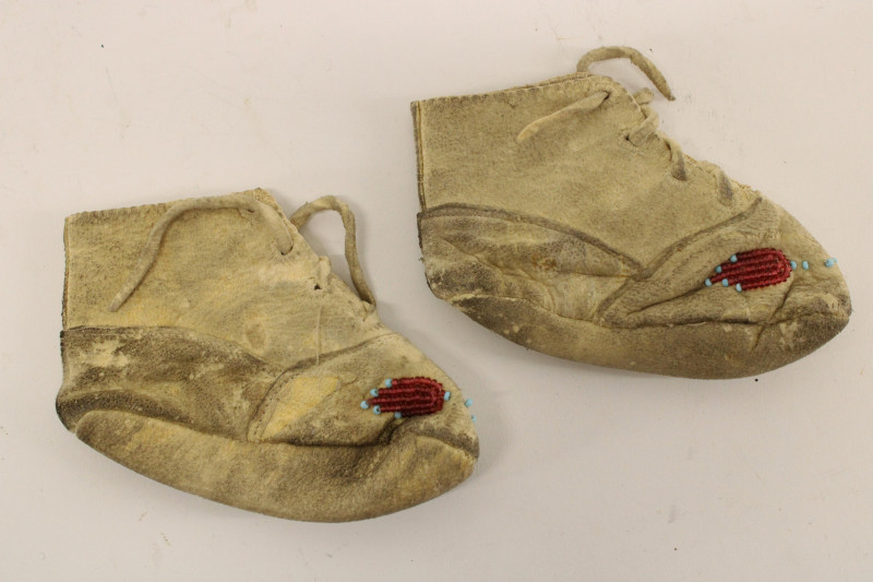 Image 2 of lot 2 Pair Native American Child&apos;s Moccasins