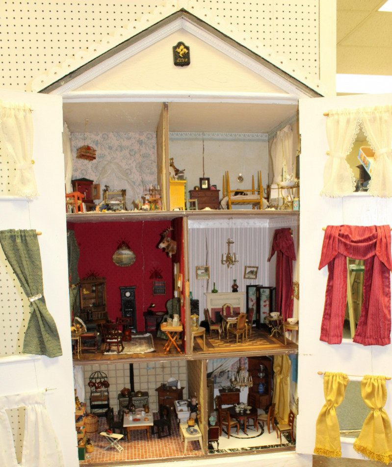 Image 2 of lot '1752' Replica Dollhouse, early 20th C.