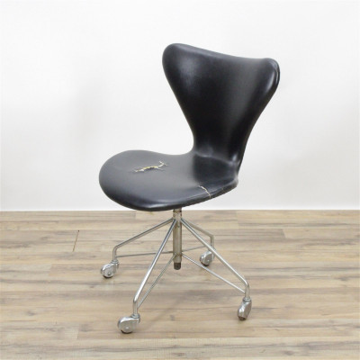 Image for Lot Arne Jacobsen Model 3117 Office Chair