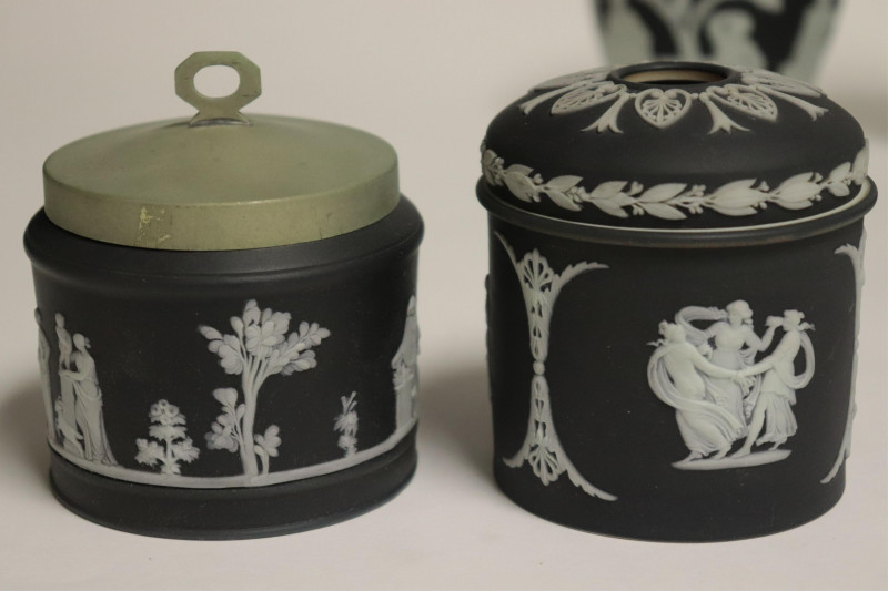 Image 3 of lot 10 Wedgwood Black Jasper Dip Vases/Containers
