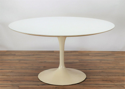Image for Lot Saarinen Round Pedestal Dining Table