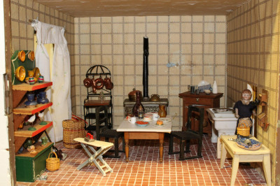Image 8 of lot '1752' Replica Dollhouse, early 20th C.