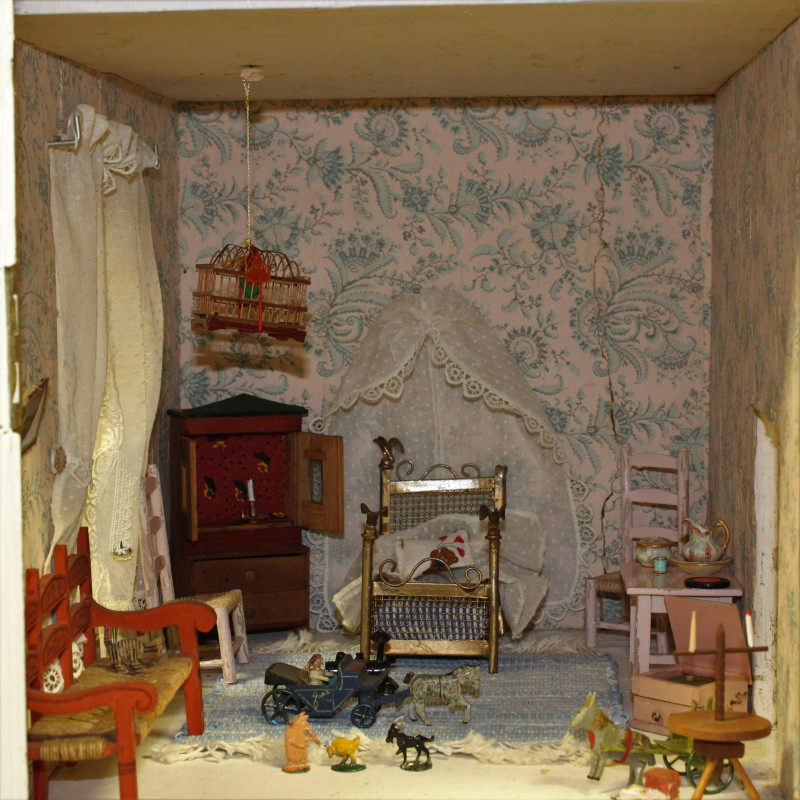 Image 4 of lot '1752' Replica Dollhouse, early 20th C.