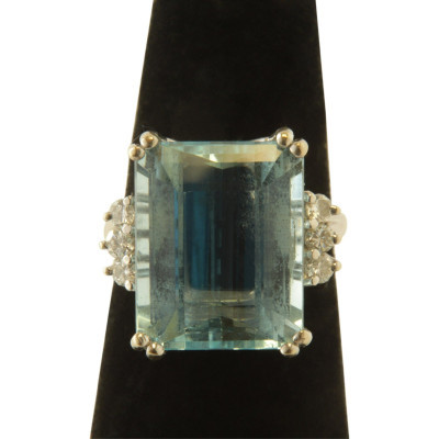 Image for Lot 9.80ct Aquamarine & Diamond Ring