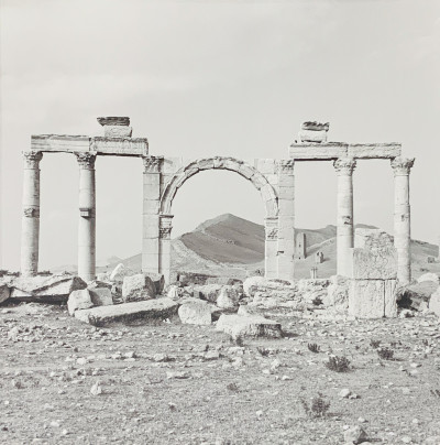 Title Lynn Davis - Archway with Mountain, Palmya, Syria, 1995 / Artist