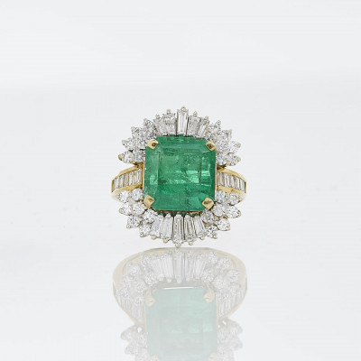 5ct Emerald &amp; Diamond Ring