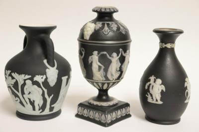 Image 4 of lot 10 Wedgwood Black Jasper Dip Vases/Containers